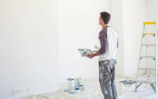 عامل بلاستر في الشارقة